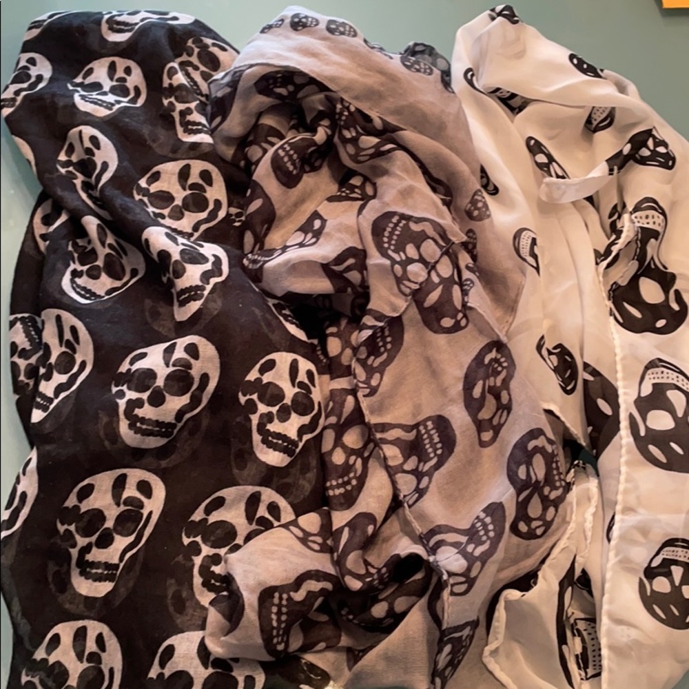 3 scarves 🧣black, grey and white